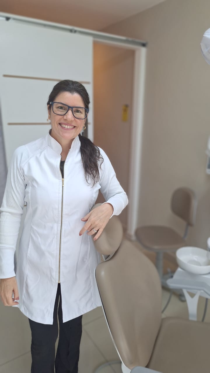 Dra. Maylis Guitton em atendimento no consultório